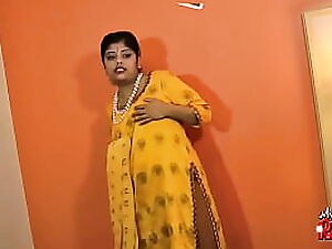 Chubby Indian nymphs takes off surpassing web cam